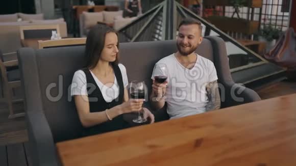 爱的一对情侣在露台上喝着一杯红酒边说边笑视频的预览图