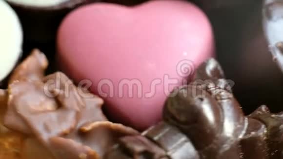 黑色背景下的巧克力和可可关闭高角度视角视频的预览图