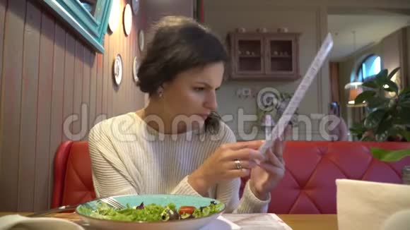 女人正在看餐厅的菜单视频的预览图