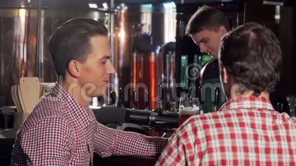 帅哥和他的朋友碰杯和朋友一起喝啤酒视频的预览图