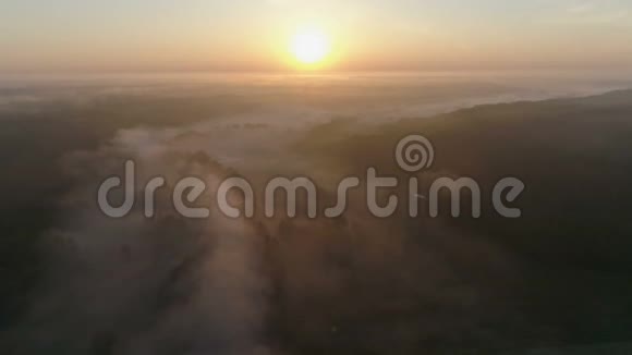 日出无人机拍摄的雾状弯曲河流和森林第2部分视频的预览图