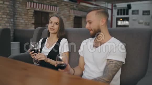 爱的一对情侣在露台上喝着一杯红酒边说边笑视频的预览图