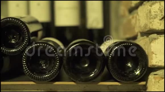 酒窖里的酒瓶堆积如山存放在石窖的红白葡萄酒玻璃瓶视频的预览图