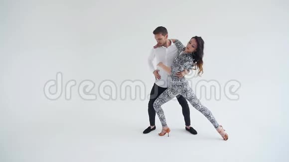 爱人际关系和社交舞蹈的概念社交舞蹈萨尔萨舞祖克舞探戈舞基佐巴舞美丽的情侣视频的预览图