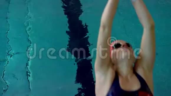 动作女运动员背在水下游泳视频的预览图
