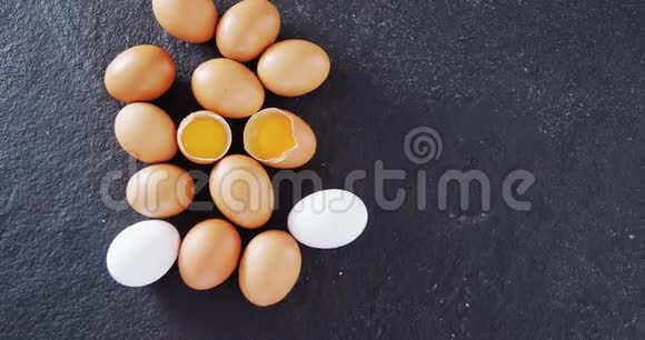 黑色背景4k鸡蛋视频的预览图