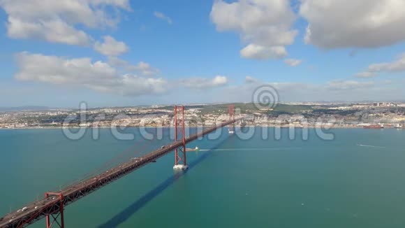 4月25日里斯本大桥的空中景观也称为萨拉扎大桥视频的预览图