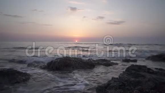 塞浦路斯岛地中海上空的红色日落视频的预览图