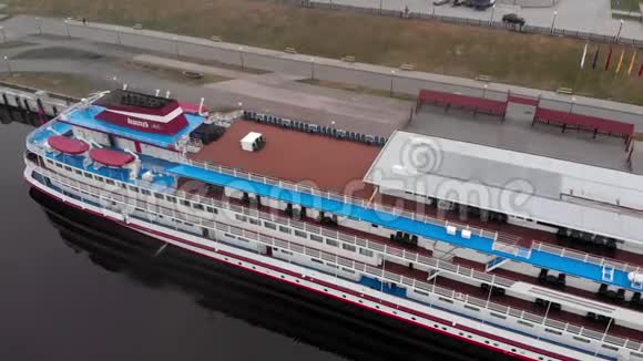在河上码头上的机动船无人驾驶飞机的空袭视频的预览图