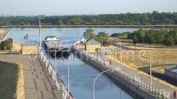 时光流逝位于德国埃贝河和米特尔兰卡纳尔运河之间的水闸轮船电梯视频的预览图