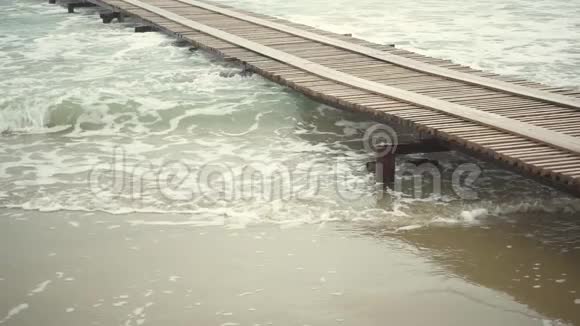 沙滩上的木制码头视频的预览图