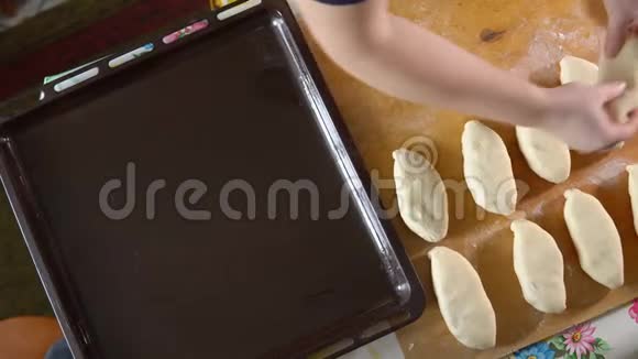 女人把蛋糕放在烤盘上然后再送到烤箱视频的预览图
