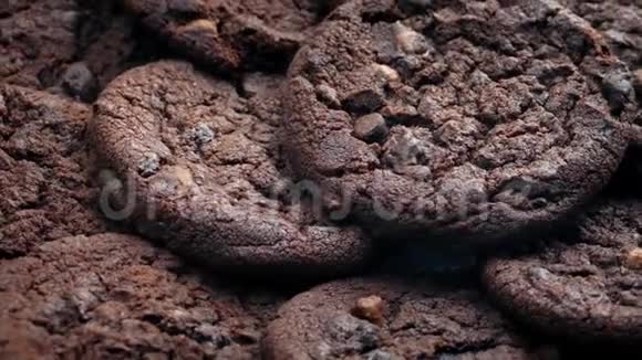 美味的双巧克力饼干慢慢转动视频的预览图