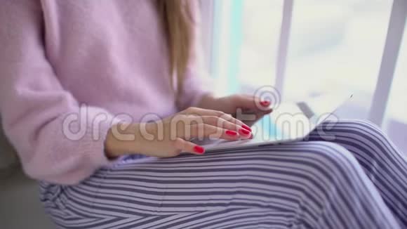 快乐年轻美丽的女人使用笔记本电脑室内4k特写的手和桌子视频的预览图