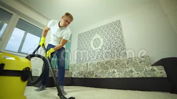 吸尘器清洁地毯一个清洁公司的人在给地毯吸尘视频的预览图