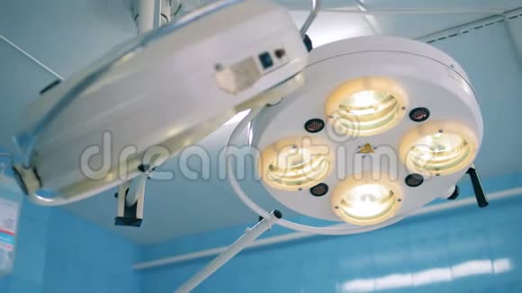 天花板下有两个圆形手术灯视频的预览图