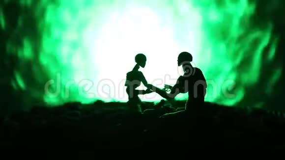 爱情人节概念一对可爱的年轻情侣的席罗瓦特站在田野里拥抱在黑暗柔和的雾气中视频的预览图