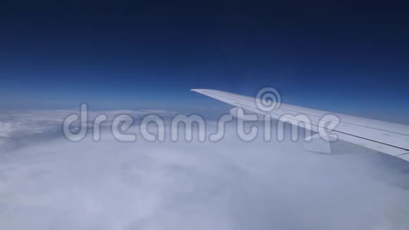 飞机机翼在蓝天白云上空活动视频的预览图