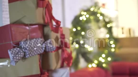 在装饰好的节日气氛的房间里新年树上堆积着精美的圣诞礼物视频的预览图