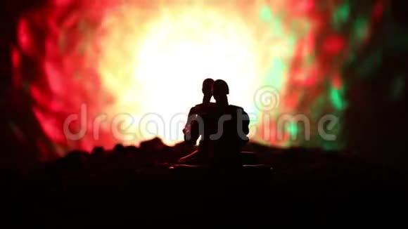 爱情人节概念一对可爱的年轻情侣的席罗瓦特站在田野里拥抱在黑暗柔和的雾气中视频的预览图