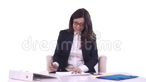 雇员从公司董事处领取签署的文件白色背景视频的预览图