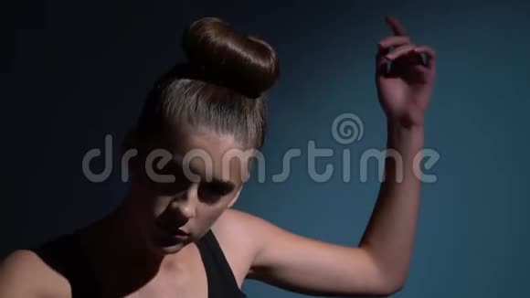 性感少女在亮片舞蹈视频的预览图