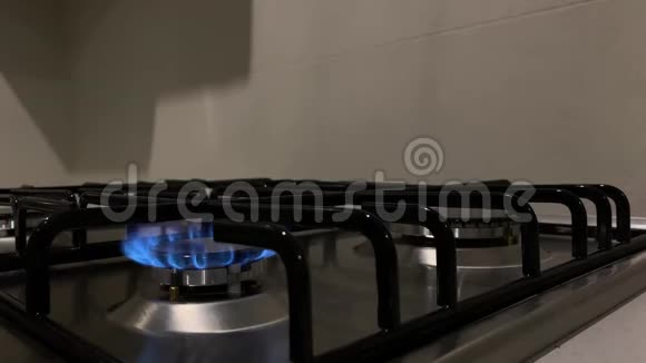 炉子燃烧成蓝色的火焰视频的预览图