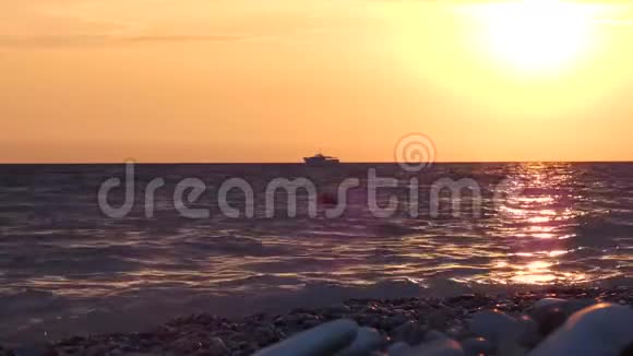 海边的日落在地平线上的小船视频的预览图