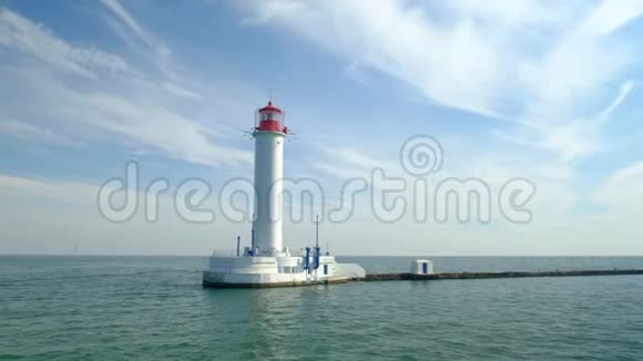敖德萨海港灯塔乌克兰黑海初秋视频的预览图