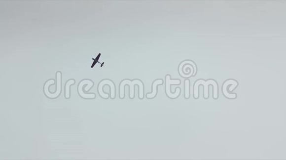 在夜空中飞翔的飞机在做派克视频的预览图