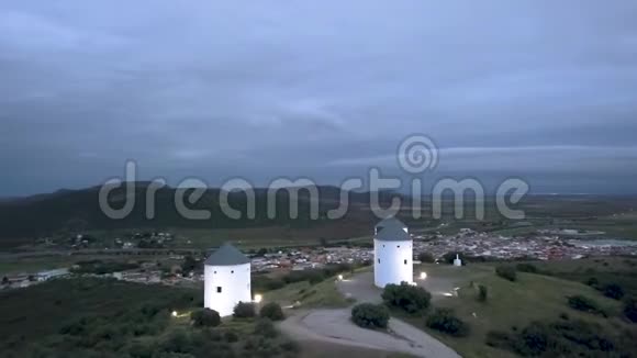 黄昏时分在山顶的风车周围盘旋视频的预览图