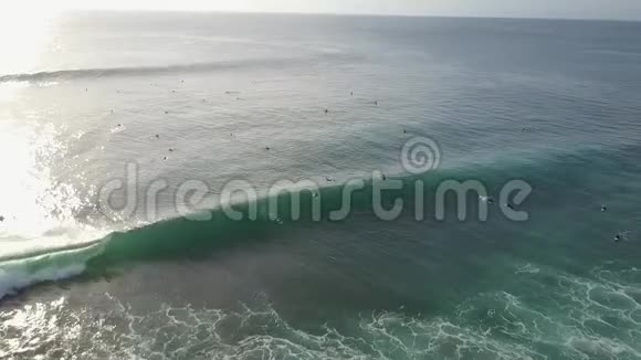 冲浪的家伙挥了挥手蓝色的海洋美丽的海浪冲浪者在等待海浪视频的预览图