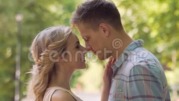 温柔的情侣在公园里轻轻拥抱初恋和浪漫的关系视频的预览图