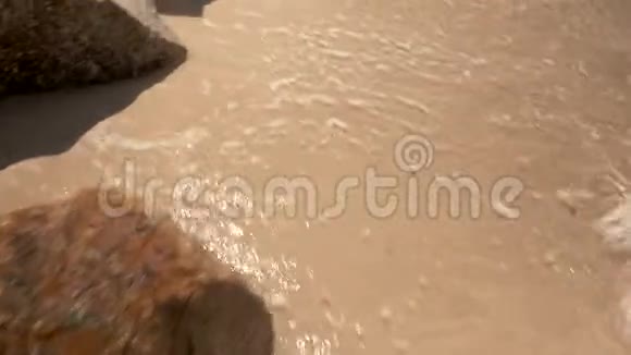 在沙滩上的金沙和岩石的视角POV视频的预览图