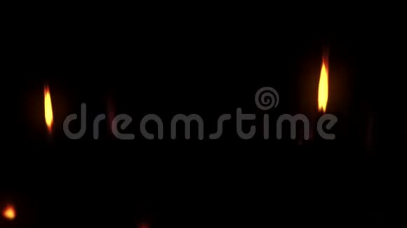 闪闪发光的黑色背景发光的火花橙色视频的预览图