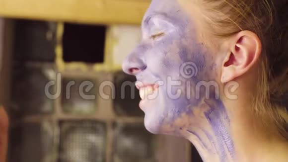 面子艺术模特与化妆师交谈视频的预览图