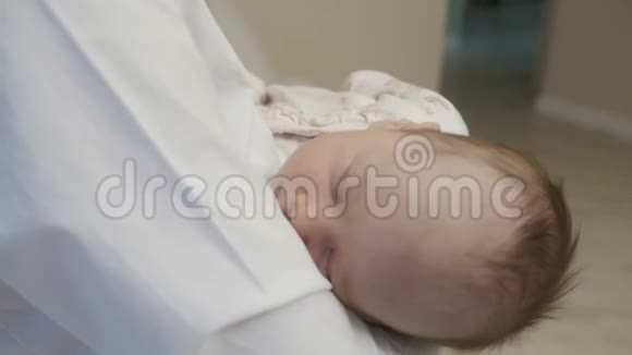 妈妈抱着他的时候宝宝在睡觉视频的预览图