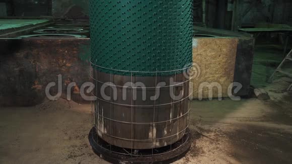 绿色塑料管在工厂里拉动混凝土和金属结构视频的预览图