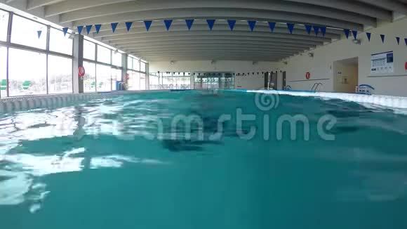 在西班牙帕拉莫斯的游泳池里游泳的中年白种人视频的预览图