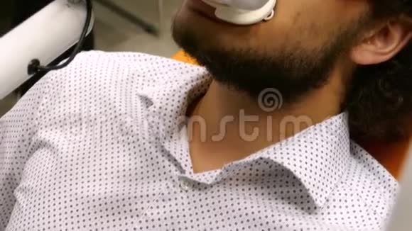 一个年轻人在牙医那里刷牙视频的预览图