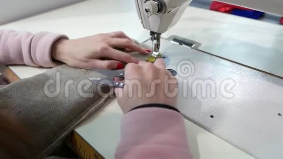 裁缝在缝纫机后面工作视频的预览图