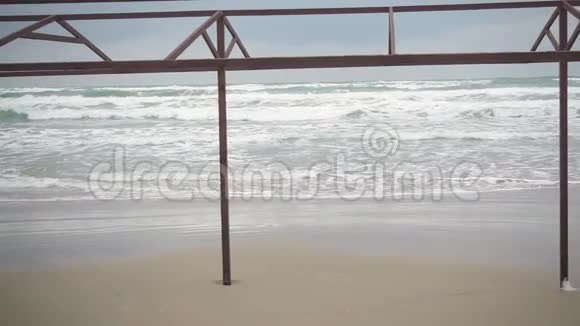 在海滩上缓慢移动的金属结构和风暴视频的预览图