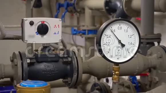 压力传感器在锅炉房背景上的管道视频的预览图