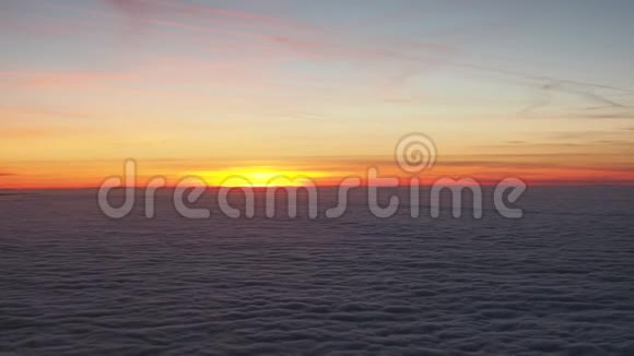 日落时从飞机到大片云海的空中视野视频的预览图