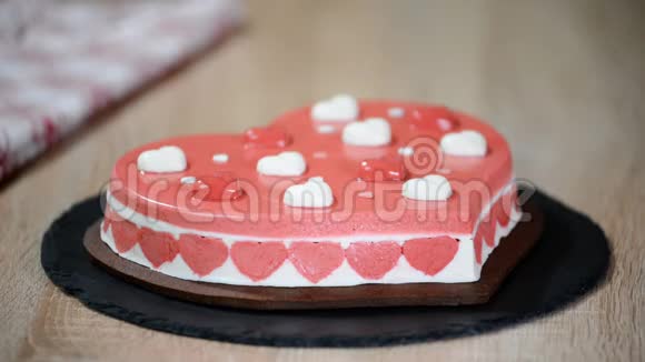 以心的形式为情人节蛋糕切一块摩丝蛋糕视频的预览图