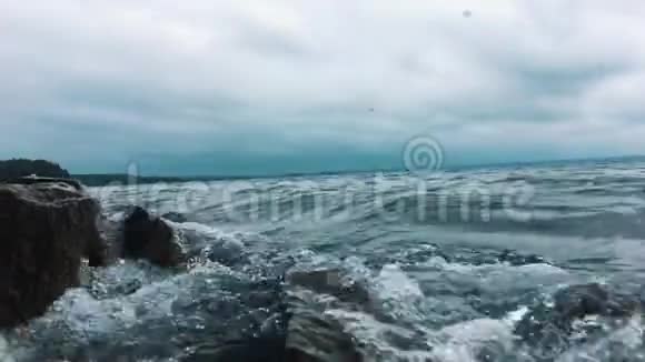 波浪在尖锐的岩石上破碎山湖视频的预览图
