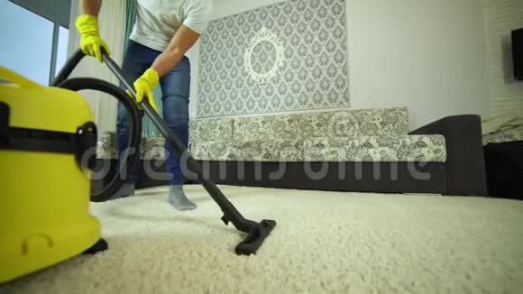 吸尘器清洁地毯一个清洁公司的人在给地毯吸尘视频的预览图