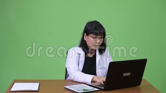 美丽的亚洲女医生多项工作任务视频的预览图