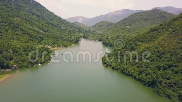 美丽的河流在青山之间覆盖着热带森林自然景观河流和高绿色视频的预览图