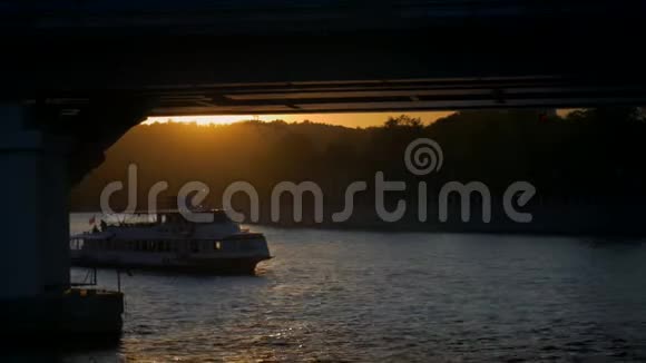 游船在桥下漂浮视频的预览图